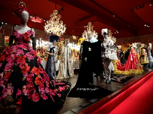 „Од срца до руку“, изложба која разоткрива препознатљивост модног бренда „Долче и Габана“ 