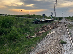 Камион налетео на теретни воз између Сремске Митровице и Мартинаца – повређене три особе