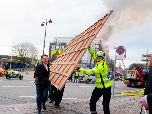 Копенхаген, четири века стара берза уништена у пожару – уметничка дела спасена у последњи час