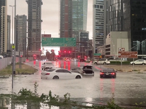 Невреме у Дубаију – јак пљусак поплавио улице, накратко затворен аеродром