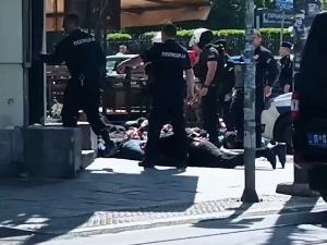 Туча навијача код Вуковог споменика, интервенисала полиција