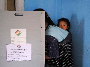Највећи избори на свету: Индијци у редовима на гласању, премијер Моди "игра" на благостање и хиндуистички национализам