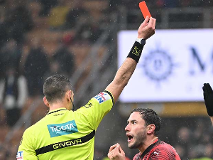 Фудбалери Милана и Интера експресно кажњени због црвених картона
