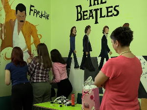 Лесковачки гимназијалци осликавају школске кабинете и ходнике 