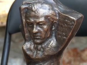 Прокупачка библиотека богатија за спомен собу песника Рада Драинца