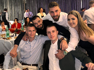 Широм затворених очију: Шта рече?!