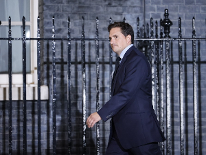 Британски министар брани праксу изувања ципела и скидања чарапа током пута