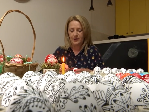 Јагодина: Јасна шаралицом наслеђеном од баке украшава јаја воском