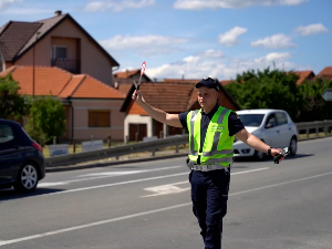 Уплашени тата јурио до породилишта, на крају добио полицијску пратњу