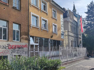 Натпис "геноцидаши" на згради поред Амбасаде Србије у Сарајеву