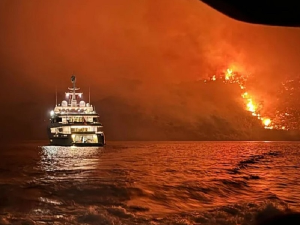 Ватромет са луксузне јахте изазвао пожар на грчком острву – ухапшено 13 особа