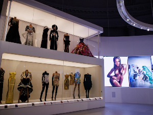 За њу је сваки тренутак – модни тренутак, отворена изложба која води кроз каријеру Наоми Кембел