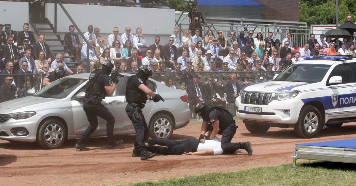 Припадници МУП-а у атрактивној вежби на Макишу приказали своје способности; Вучић: Сваки педаљ наше земље мора да буде безбедан