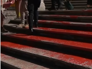Зашто је по степеништу у Риму проливена црвена боја