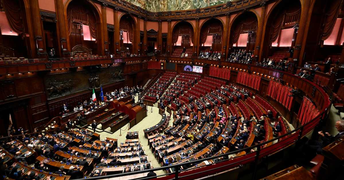 Италија - нове поделе, туча у парламенту и фашистички симболи