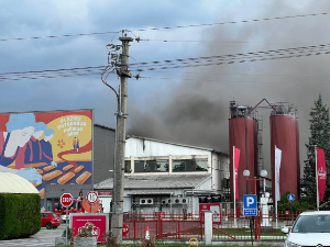 Пожар у фабрици "Бамби", радници безбедно евакуисани