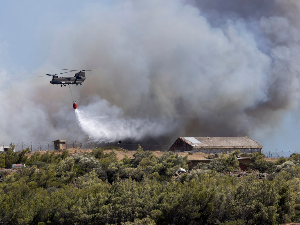 Два пожара избила на Атици, борба с ватром и на грчким острвима
