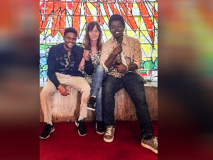 Широм затворених очију: Шта рече?!