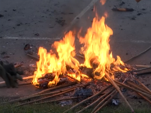 Лозничани чувају традицију паљења лила