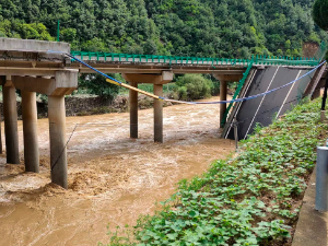 Урушио се мост због поплава у Кини -11 погинулих, 30 несталих