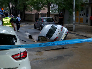 Због пуцања цеви пропао асфалт у Кичевској улици у Београду, аутомобил упао у рупу