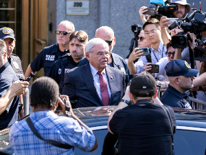 Сенатор Боб Менендез поднео оставку после осуде за корупцију и усмеравање америчке помоћи