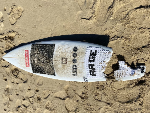 Море на плажу избацило ногу сурфера ког је напала ајкула, хирурзи ће покушати да је пришију
