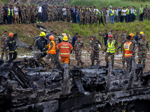 Авион се срушио приликом полетања у Непалу, најмање 18 погинулих
