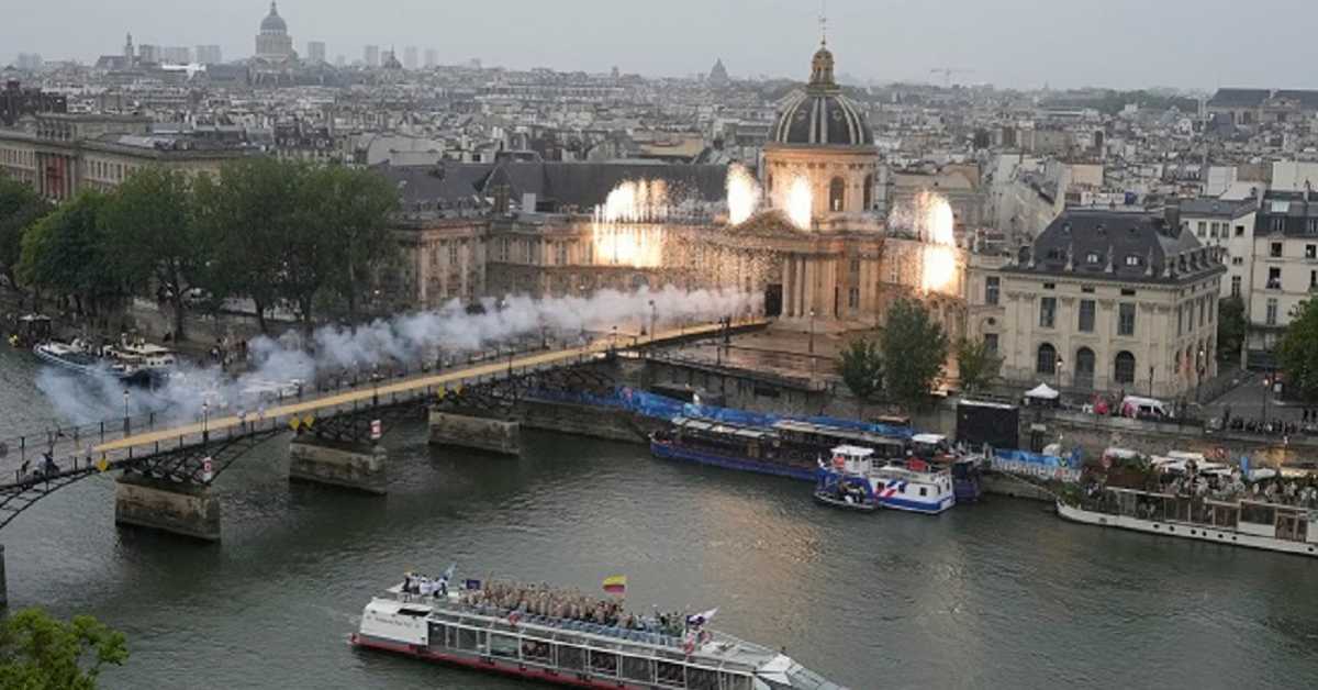 Наставак непредвидивог спектакла у Паризу – бродови плове по киши, публика ужива у богатом програму 