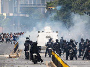 Протести у Каракасу због изборних резултата, полиција употребила сузавац и гумене метке
