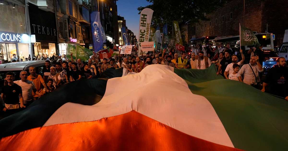 Њујорк тајмс: Хамнеи наредио напад на Израел; протести у Истанбулу и на Западној обали