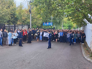 Четворица српских младића на саслушању у Косовској Митровици, породице протестовале због хапшења