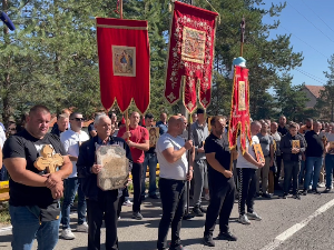 Протест у Зубином Потоку због скрнављења српских светиња