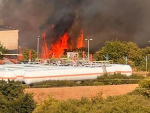 Пожар у младеновачком насељу Баташево, у близини цистерне са гасом