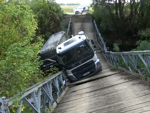 Због рушења моста на Ресави код Свилајнца, мештанима неколико села одсечен пут до имања