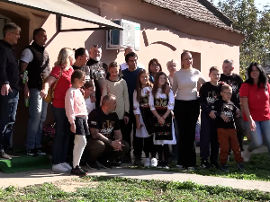 Захваљујући добрим људима самохрани отац са троје деце уселио се у нову кућу у Иланџи