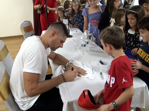 Никола Вучевић са својим навијачима