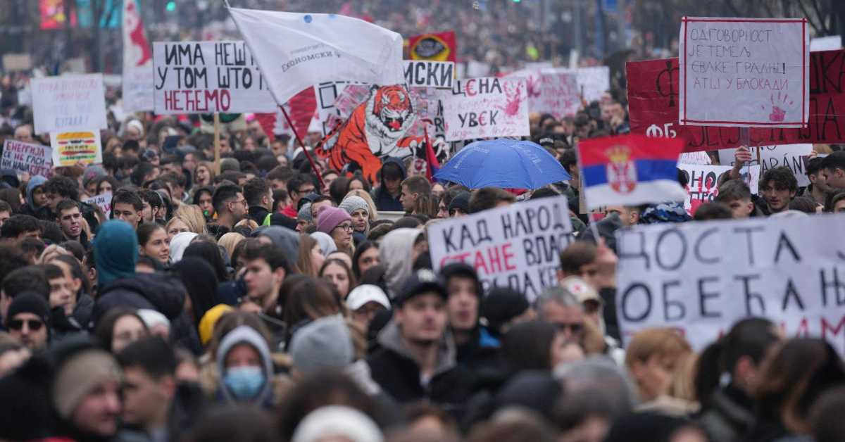 Студенти блокирали бројне раскрснице, протести широм Србије и испред зграде РТС-а -  повређена студенкиња у инциденту на Новом Београду