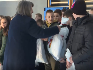 Деци у Косовској Каменици уручени новогодишњи пакетићи, дар председника Вучића