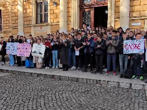 Матуранти Јовине гимназије обуставили блокаду, саслушано двоје осумњичених за насилничко понашање испред ФДУ 