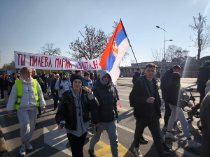 Протест у Новом Саду због најаве да ће просветарима бити смањене плате, професори ЕТФ-а испред студената као редари