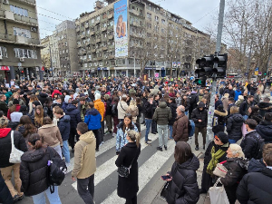 Протести и блокаде у Србији - скуп "Побуњени универзитет" испред Филозофског факултета у Београду, инцидент на блокади у Новом Саду