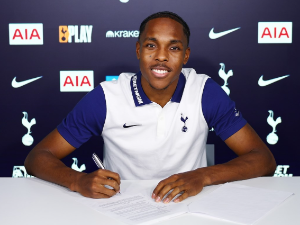 Тотенхем се појачава за други део сезоне - после штопера стигао и нападач