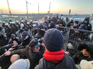 Протест Иницијативе "Мост остаје", гурање с полицијом