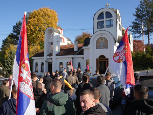 Срби са КиМ који пешаче ка Новом Саду у Прељини запалили свеће страдалима у паду надстрешнице