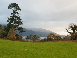 У земљи светаца и вилењака – Прстен округа Кери