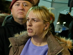 Дијана Хрка прекида штрајк глађу али остаје код Скупштине, екипа РТС-а ометана током извештавања