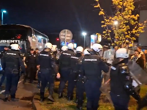 Полиција одгурала грађане који су покушали да спрече уклањање аутобуса; Јаћимовићев син поново штрајкује глађу