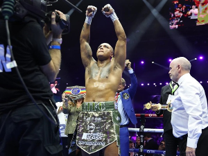 Усик одустао од борбе, свет је добио новог шампиона у боксу - Фабрија Вордлија