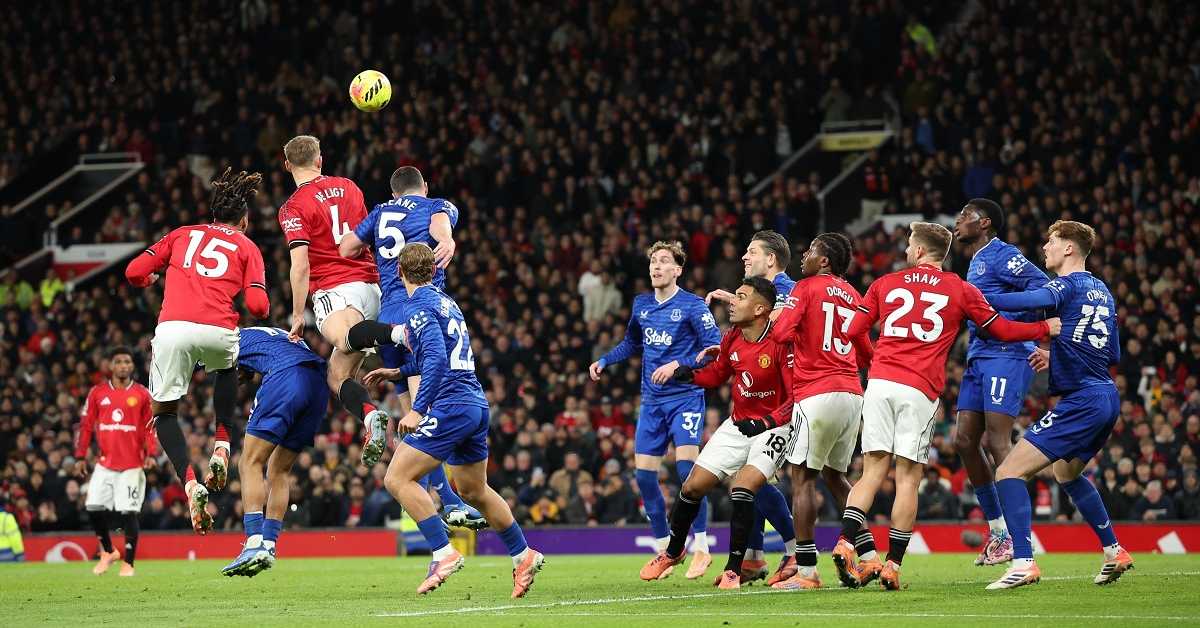 Бизаран црвени картон није коштао Евертон, Јунајтеду ништа не помаже